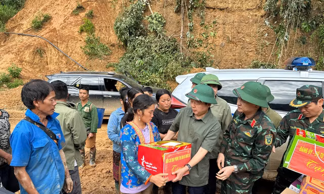 Phó Thủ tướng Trần Hồng Hà thăm hỏi người dân vùng lũ Điện Biên