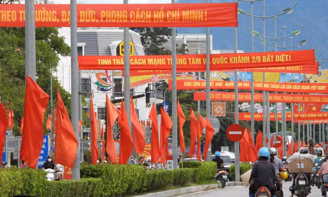 Điện Biên cắt giảm hoa, văn nghệ chào mừng Đại hội Đảng