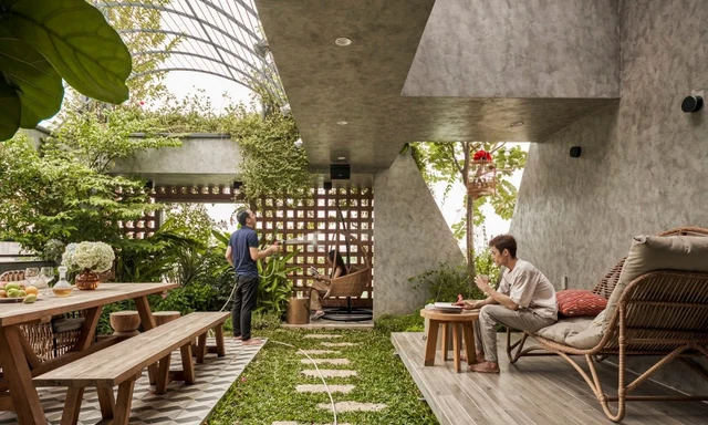 Ngôi nhà hướng Tây với 'lớp áo' bao bọc bằng gạch đỏ