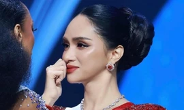 Hương Giang bật khóc trên sân khấu, nói gì khi trượt Top 30 Miss Universe 2025?