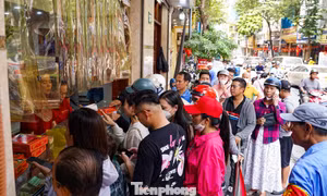 Xếp hàng dài chờ mua bánh trung thu truyền thống nức tiếng Hà Thành