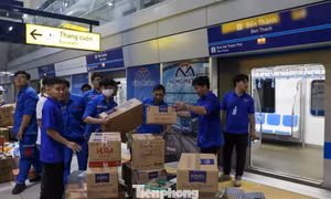 Ấm lòng hình ảnh người dân TPHCM mang nhu yếu phẩm gửi cứu trợ vùng lũ