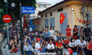 Xếp hàng giữ chỗ hơn một ngày để xem tổng duyệt diễu binh, diễu hành