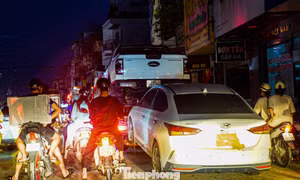 Ô tô ngập khắp phố, cứu hộ Thái Nguyên trắng đêm ‘vớt’ xe sau lũ