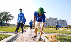 'Áo xanh' xung kích dọn bùn đất sau lũ lụt ở Thái Nguyên