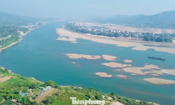 Mực nước sông Đà giảm, lộ nhiều cồn cát giữa dòng tạo cảnh sắc thơ mộng