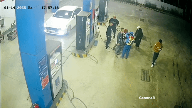 Nguyên nhân bước đầu được xác định do mâu thuẫn xuất phát từ việc mua bán xăng. Nguyên nhân bước đầu được xác định do mâu thuẫn xuất phát từ việc mua bán xăng.