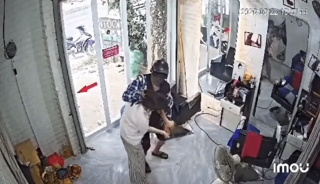 Chị Q.T.Y. bị người đàn ông lạ mặt xông vào tấn công khi đang ở trong tiệm cắt tóc một mình.