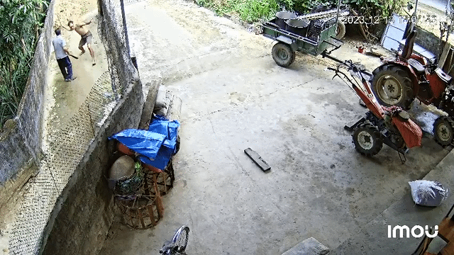 Hiện trường xảy ra sự việc mâu thuẫn rồi 2 người lao vào đánh nhau. Hiện trường xảy ra sự việc mâu thuẫn rồi 2 người lao vào đánh nhau.