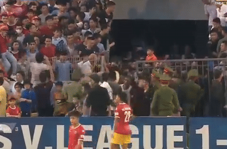 Hồng Lĩnh Hà Tĩnh bị phạt 15 triệu đồng vì sự cố 'vỡ sân'