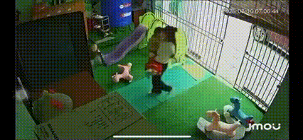 Hình ảnh camera ghi lại cô giáo mở cửa đón trẻ nhưng không đóng lại nên cháu bé 16 tháng tuổi chạy ra đường.