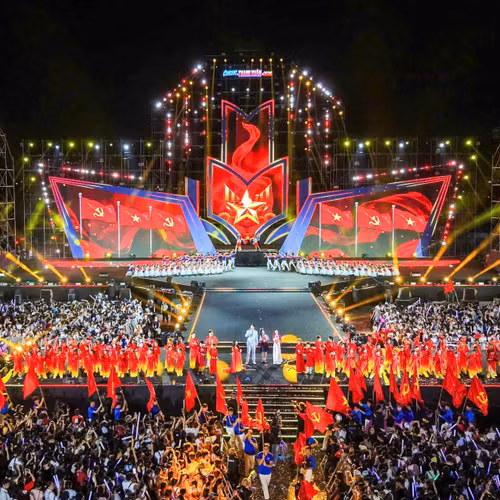 Màn kết concert Thanh xuân khiến hàng chục nghìn người xúc động