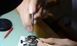 Người đàn ông hơn 40 năm sửa 'cỗ máy thời gian' ở TPHCM