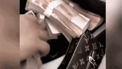 Một người dùng Douyin đang khoe một đống tiền mặt, vi phạm các quy tắc mới về việc phô trương sự giàu có. Ảnh từ mạng xã hội Weibo Một người dùng Douyin đang khoe một đống tiền mặt, vi phạm các quy tắc mới về việc phô trương sự giàu có. Ảnh từ mạng xã hội Weibo