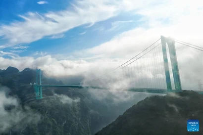 Đi xuyên mây trên cây cầu bắc qua 'vết nứt Trái Đất' ở Trung Quốc