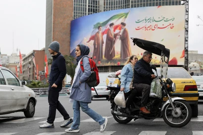 Iran tăng lương tối thiểu 60% giữa lúc xung đột