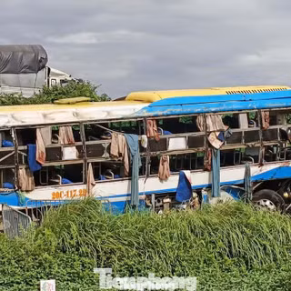 NÓNG 17/7: Phút bàng hoàng của hai vợ chồng nhân chứng vụ xe khách lao khỏi cao tốc ở Hà Nội