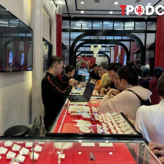 NÓNG 10/10: Khách mang tiền mặt mua lượng lớn vàng, phải ra ngân hàng nộp tiền vào tài khoản