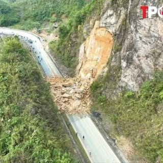 NÓNG 15/12: Vì sao hàng nghìn mét khối đất đổ xuống đường giữa thời tiết đẹp ở Quốc lộ 6?