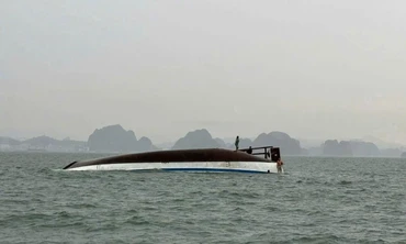 Vụ lật tàu ở vịnh Hạ Long: Người đàn ông bám thanh gỗ để giữ mạng sống
