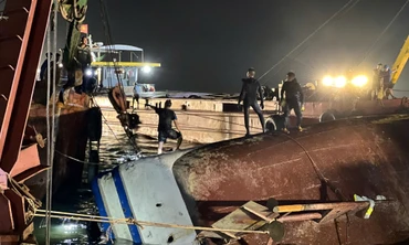 Tàu lật ở Hạ Long: Người đàn ông bám vào thanh gỗ lênh đênh trên biển hàng giờ liền