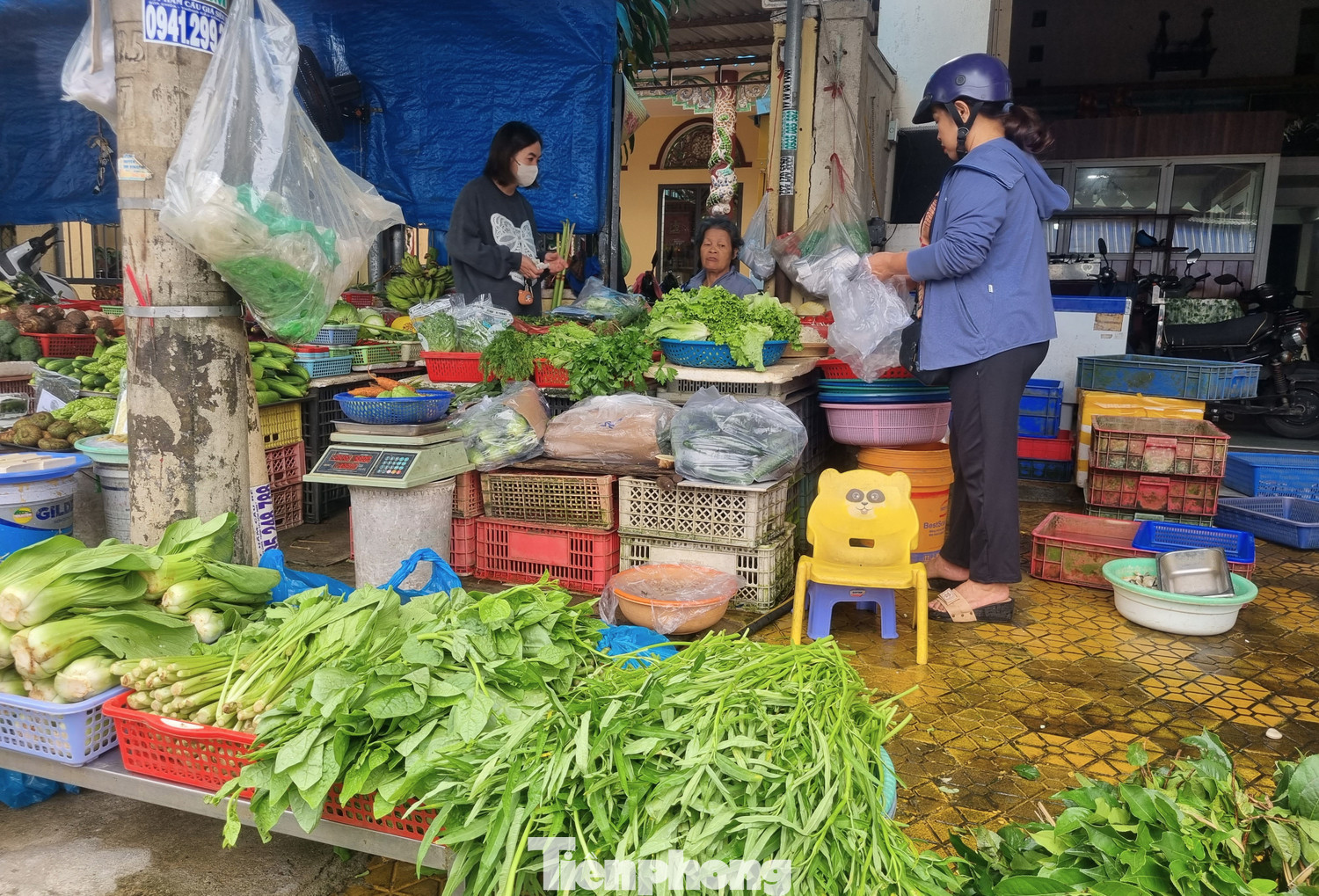 'Mấy hôm nay mua rau đắt hơn cá thịt'