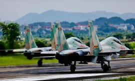 Về sân bay Kép chiêm ngưỡng " Hổ mang chúa" Su - 30MK2 hợp luyện diễu binh trên bầu trời