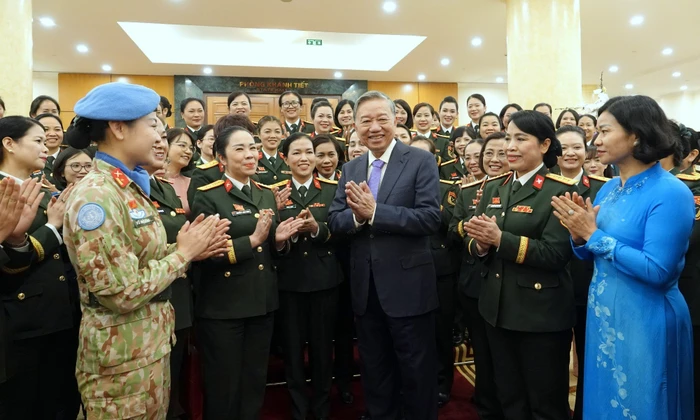 Tổng Bí thư đặc biệt đánh giá cao các nghiên cứu về vũ khí, khí tài của phụ nữ Quân đội