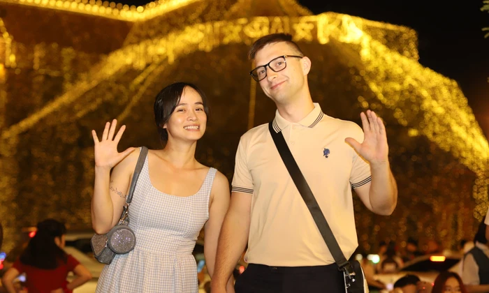 Giới trẻ TPHCM xuyên đêm vui chơi Giáng sinh 