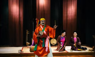 Kỳ cuối: Không có thước đo, sân khấu mắc kẹt trong vùng xám