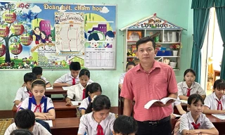 Nhà giáo Nguyễn Ngọc Toàn (Trường Tiểu học Mỹ Châu, tỉnh Gia Lai) trong một giờ lên lớp 