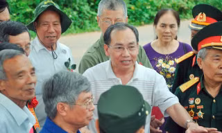 Ông Nguyễn Văn Sinh (đứng giữa) trong cuộc hội ngộ gia đình các cựu binh Trung đoàn 56 và Trung đoàn pháo binh Bông Lau tại Cao điểm 241 Ảnh: Gia đình cung cấp