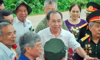Ông Nguyễn Văn Sinh (đứng giữa) trong cuộc hội ngộ gia đình các cựu binh Trung đoàn 56 và Trung đoàn pháo binh Bông Lau tại Cao điểm 241 Ảnh: Gia đình cung cấp