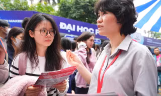 Thí sinh tìm hiểu thông tin tuyển sinh đại học 2026 Ảnh: DUY PHẠM