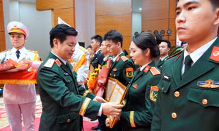 Lãnh đạo Tổng cục Chính trị Quân đội nhân dân Việt Nam trao Bằng khen tặng Thượng sĩ Lê Vũ Lam Điền - Gương mặt trẻ triển vọng toàn quân 2025 ẢNH: NGUYỄN MINH 