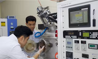  Làm thí nghiệm trên thiết bị bốc bay chân không thể hơi vật lí PVD 