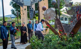 Dấu tích chiến tranh nay được đặt giữa sắc hoa, gợi nhắc ký ức đau thương đồng thời gửi đi thông điệp về sự hồi sinh và khát vọng hòa bình