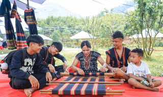 Nghệ nhân Cơ Tu ở Tà Lang – Giàn Bí dệt vải, đón khách bên khung cửi