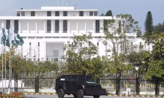 Chiếc xe an ninh chạy qua Dinh tổng thống Pakistan khi nước này đang chuẩn bị đăng cai cuộc đối thoại giữa Mỹ và Iran tại thủ đô IslamabadẢnh: Reuters 