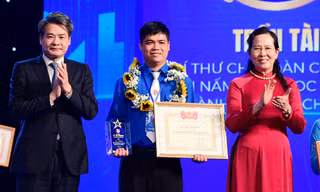 Anh Trần Tài nhận giải thưởng Lý Tự Trọng năm 2026 Ảnh: Xuân Tùng 