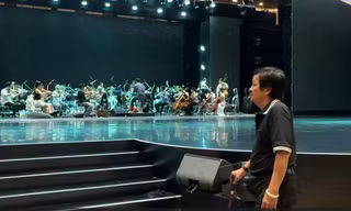 NSƯT Đỗ Linh tại buổi tập dượt bài chòi với dàn nhạc giao hưởng 