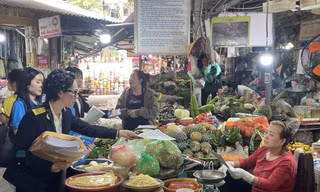 Cán bộ thuế tuyên truyền, hướng dẫn hộ kinh doanh Ảnh: Việt Linh 