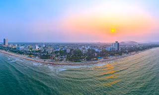 Bãi biển thoáng đãng, sạch đẹp của Cửa Lò mang lại thích thú cho khách du lịch