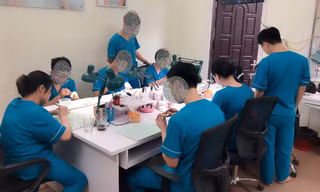 Kỹ thuật viên tại lab gia công răng sứ