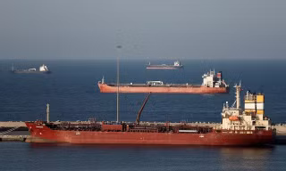 Tàu chở dầu neo đậu tại Oman trong bối cảnh Iran tuyên bố đóng cửa eo biển HormuzẢnh: Reuters 