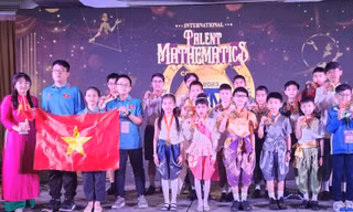 Ba thí sinh Việt Nam (thứ 2,3,4 từ trái sang) nhận Huy chương Vàng tại lễ trao giải cuộc thi “Tìm kiếm tài năng Toán học quốc tế 2023”