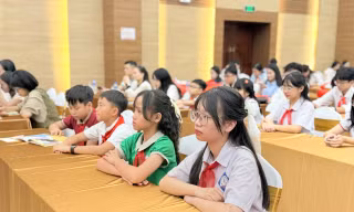 Các đại biểu thiếu nhi tiêu biểu tham gia “Hành trình đỏ nghiên cứu, học tập năm 2026 tại Trung Quốc”ẢNH: LƯU TRINH