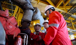 Người lao động sẽ được mua cổ phần ưu đãi khi doanh nghiệp cổ phần hóa. Trong ảnh, người lao động Tổng Công ty thăm dò và khai thác dầu khí Ảnh: PVEP