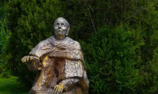 Tượng bà Baba Vanga ở Rupite, Bulgaria