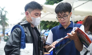 Thí sinh tìm hiểu thông tin tuyển sinh năm 2026Ảnh: Duy Phạm